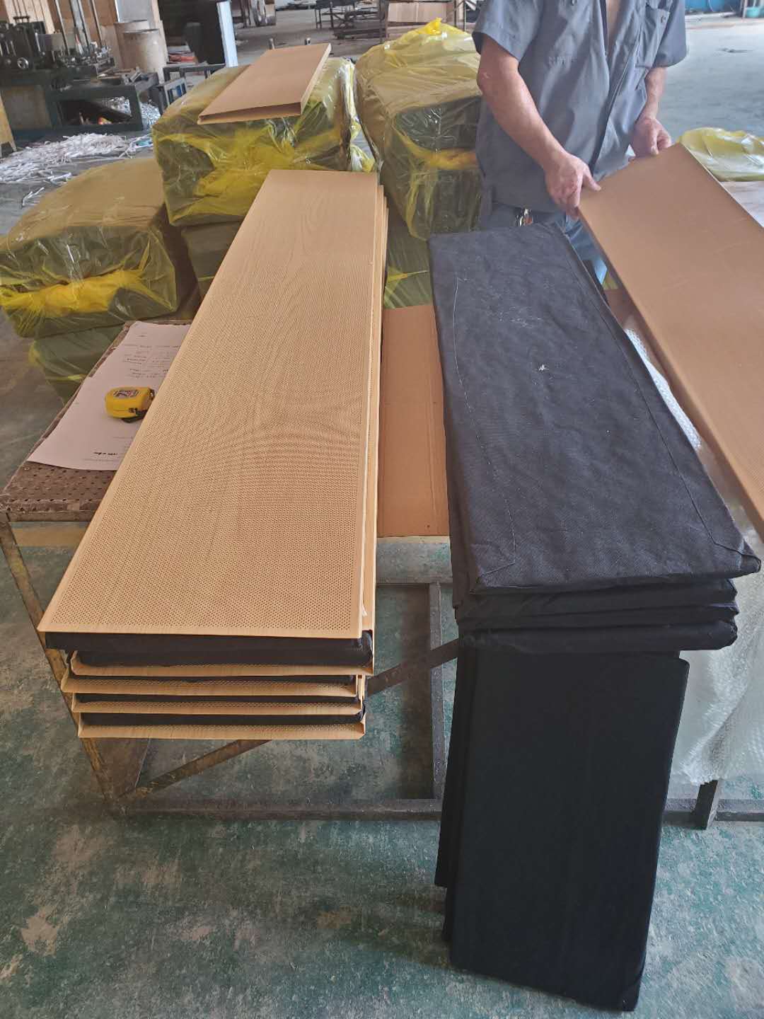 沖孔木紋鋁方通 沖孔木紋鋁方通